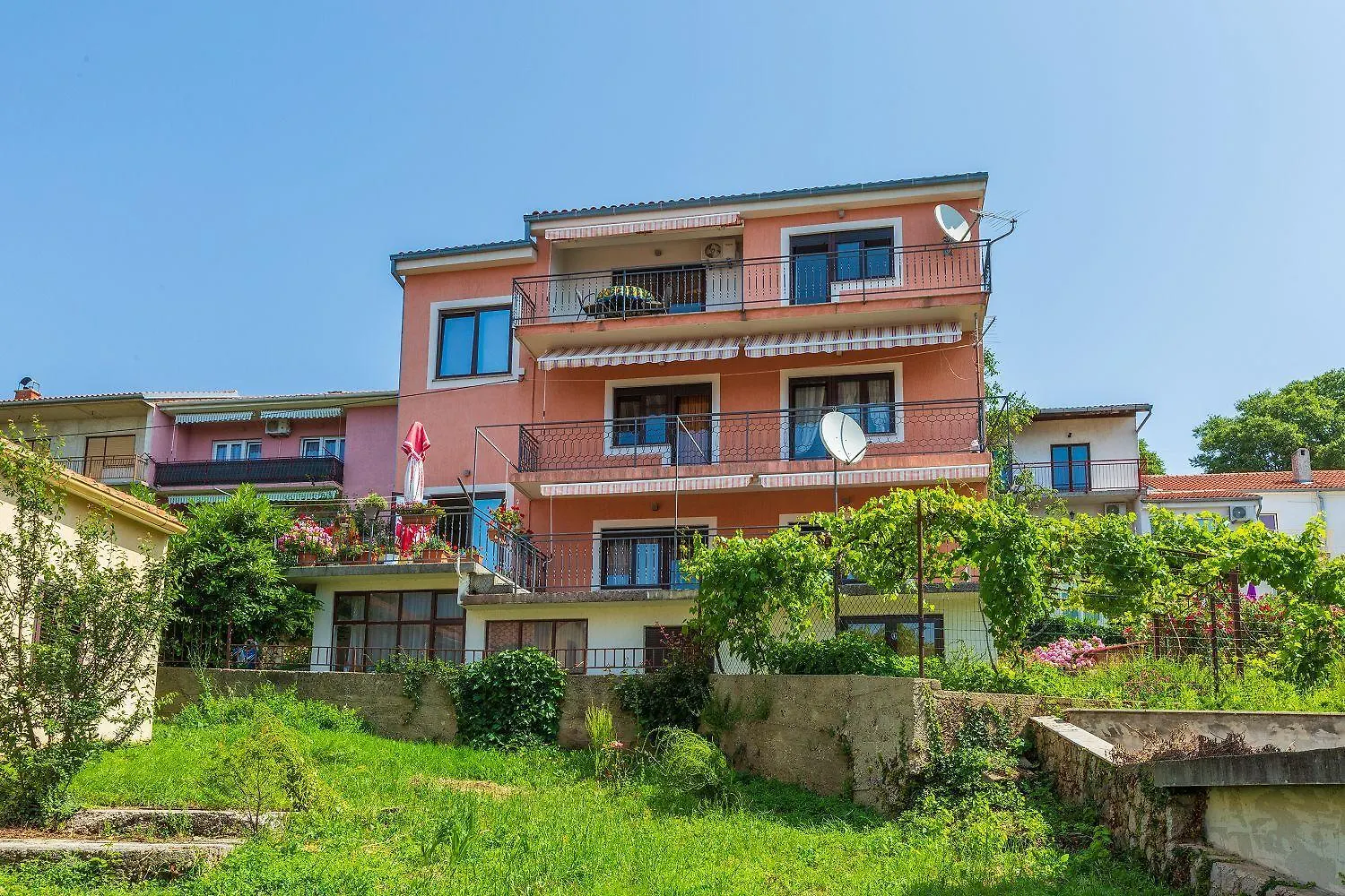 Helles Apartment Nur 650 Meter Zum Strand Mit Herrlichem Meerblick, Privatem Balkon, Waschmaschine Dramalj 0*,  Croatia