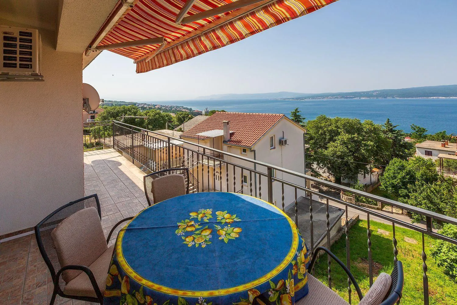 Helles Apartment Nur 650 Meter Zum Strand Mit Herrlichem Meerblick, Privatem Balkon, Waschmaschine Dramalj 0*,  Croatia